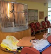 Kardio křeslo s klientkou.