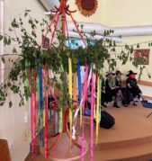 Vystopení spojeno s tzv. pálení čarodějnic a stavění Májky.