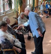 Mistr se táže ,,smím prosit" ?