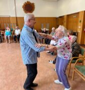 A již se opět tančí.